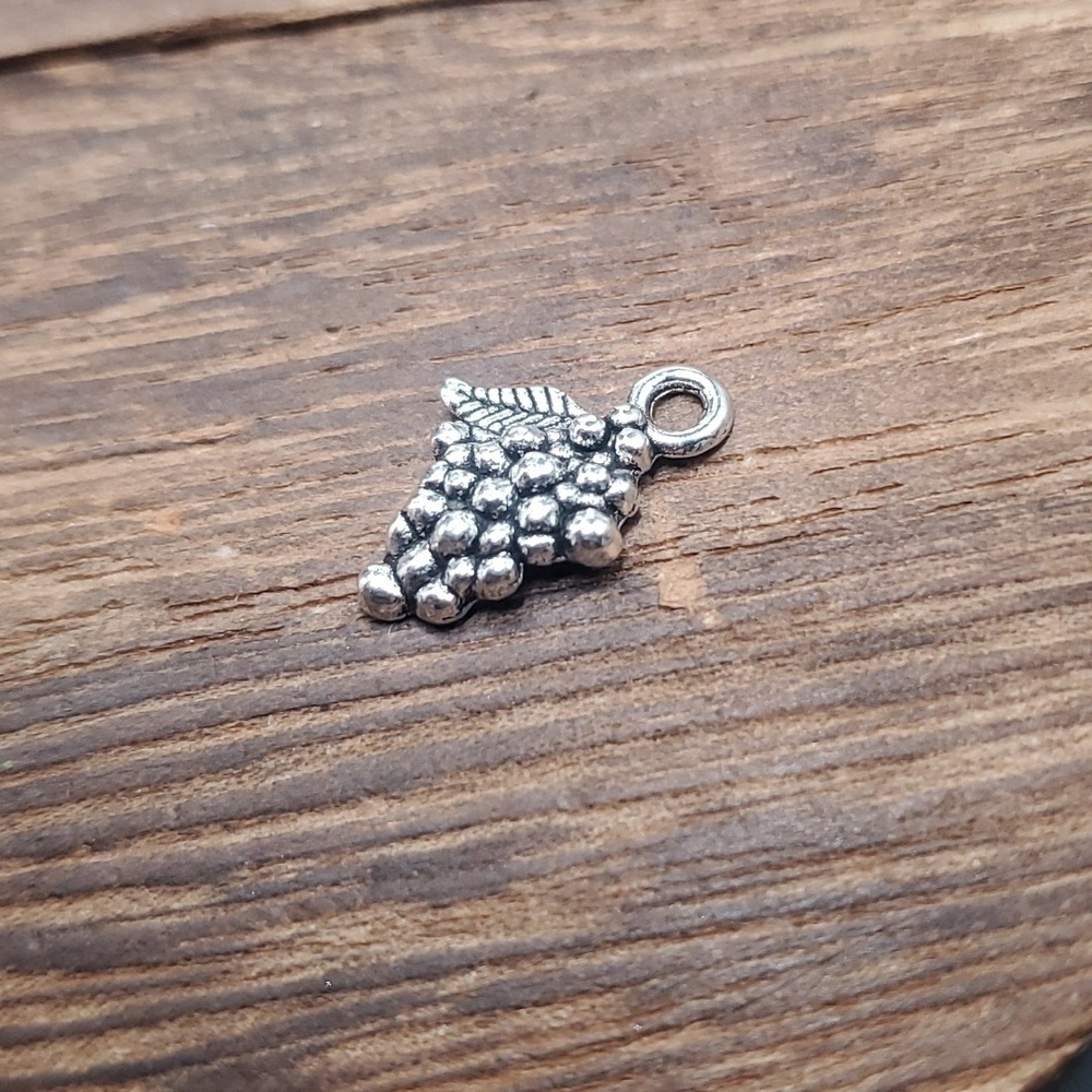 P110 sterling‎ silver grape vineyard charm